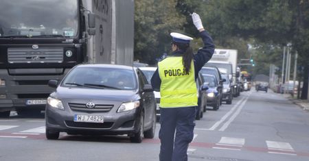 Policjant kieruje ruchem – jak się zachować?