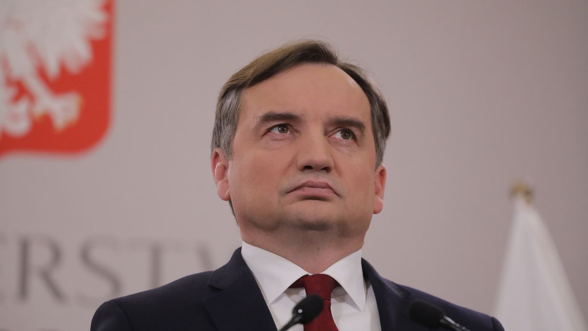 Warszawa, 23.12.2022. Minister sprawiedliwości, prokurator generalny Zbigniew Ziobro podczas konferencji prasowej "Miliardy unijnego haraczu potęgują drożyznę w Polsce", 23 bm. w siedzibie resortu w Warszawie. (ad) PAP/Albert Zawada