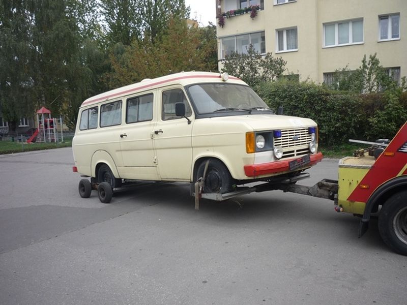 Ambulans, food truck, a nawet limuzyna. Strażnicy usunęli w 2015 ponad 2,2 tys. wraków