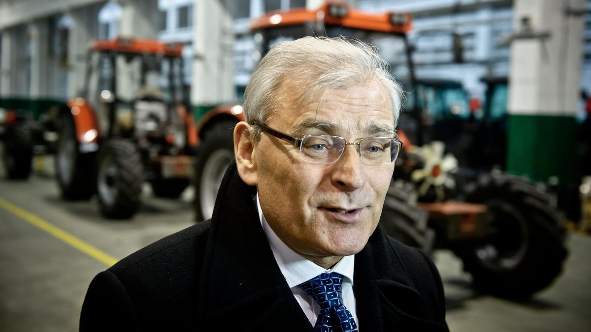 Andrzej Zarajczyk podczas uroczystości uruchomienia linii produkcyjnej ciągników.