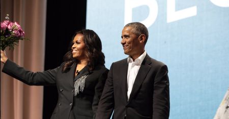 Barack zrobił niespodziankę Michelle - pojawił się na jej spotkaniu autorskim z bukietem róż!