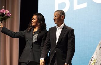 Barack zrobił niespodziankę Michelle - pojawił się na jej spotkaniu autorskim z bukietem róż!