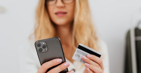 Twój smartfon jako osobisty kantor internetowy. Jak wybrać aplikację do zarządzania pieniędzmi i nie przepłacać za przewalutowanie?