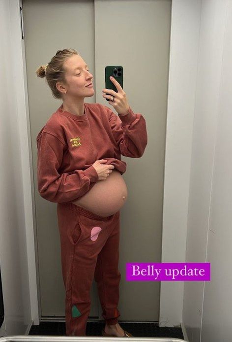 Lara Gessler pokazała ciążowy brzuszek