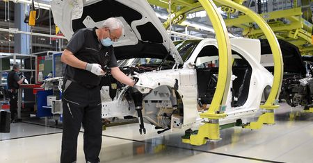 Przemysł kończy rok pod kreską. PMI spada, ale rośnie optymizm