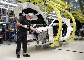 Przemysł kończy rok pod kreską. PMI spada, ale rośnie optymizm