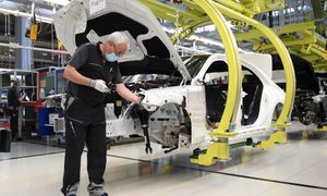 Przemysł kończy rok pod kreską. PMI spada, ale rośnie optymizm