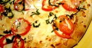 Upieczona mrożona pizza z serem na cienkim cieście