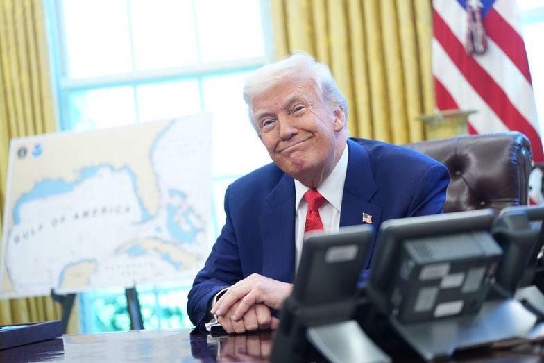US President Donald Trump smiles as he speaks to reporters after signing a series of Executive Orders in the Oval Office of the White House in Washington, DC, USA, 09 April 2025. EPA/CHRIS KLEPONIS /POOL Dostawca: PAP/EPA.