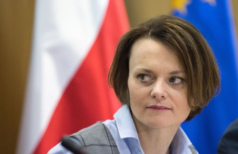 Staramy się minimalizować ryzyko podwyżek - zapewnia minister Jadwiga Emilewicz.