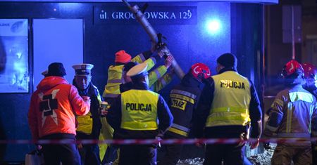 Klęczeli i nagrywali. Wstrząsające kulisy wypadku w Warszawie