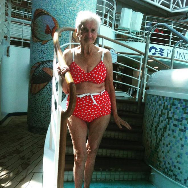 90-latka pozuje w bikini. Zdjęcie stało się hitem sieci