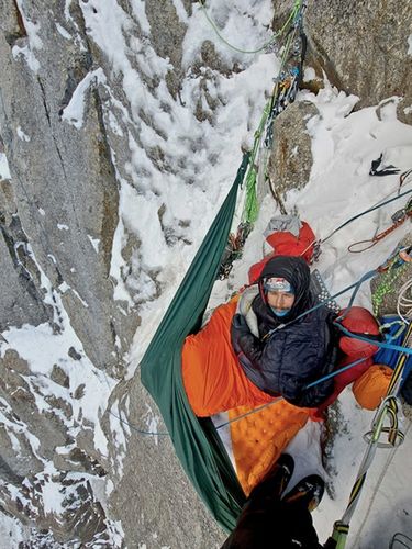 Biwak Macieja Bedrejczuka podczas wspinania na ścianę Aksu (5355 m n. p. m.)