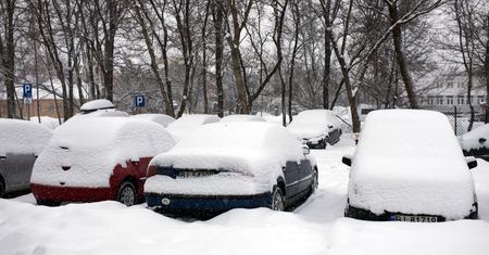 Zawiadomili o kradzieży. Auto przysypał śnieg