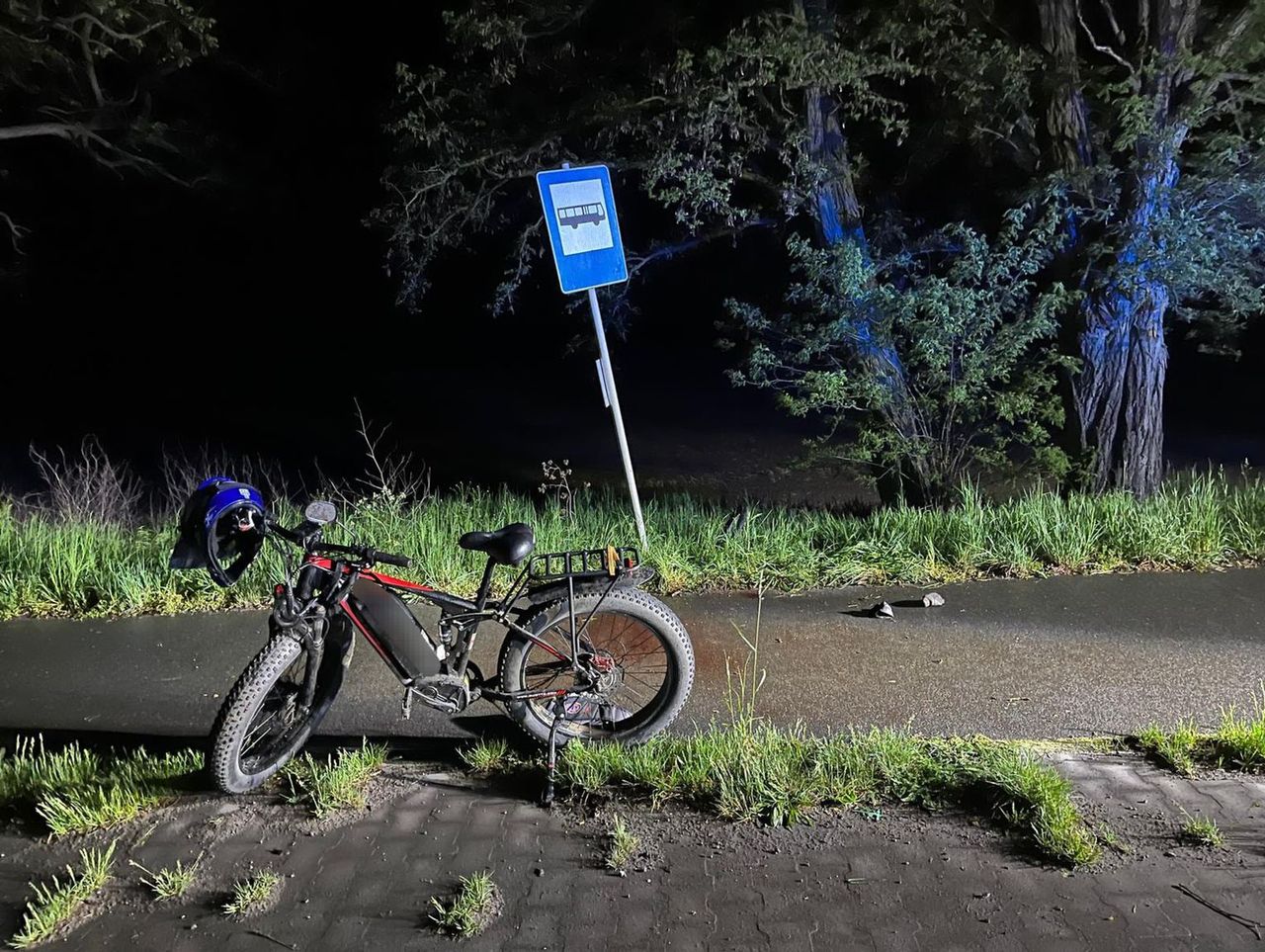 Zderzenie rowerzystów. Z poważnymi obrażeniami trafili do szpitala