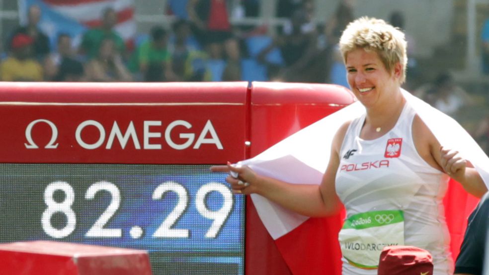 Anita Włodarczyk przy tablicy z nowym rekordem świata w rzucie młotem