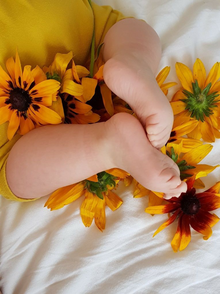 Kurzajka na stopie u dziecka. Skąd się bierze, jak leczyć kurzajki?