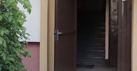 Łódź. Na klatkach grasuje zboczeniec. Podaje się za masażystę