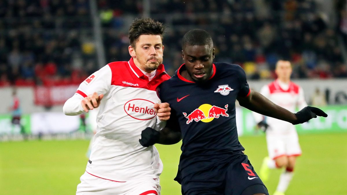 PAP/EPA / ARMANDO BABANI / Na zdjęciu: Dawid Kownacki (z lewej) oraz Dayot Upamecano (z prawej)