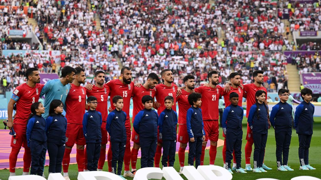 Piłkarze Iranu podczas hymnu