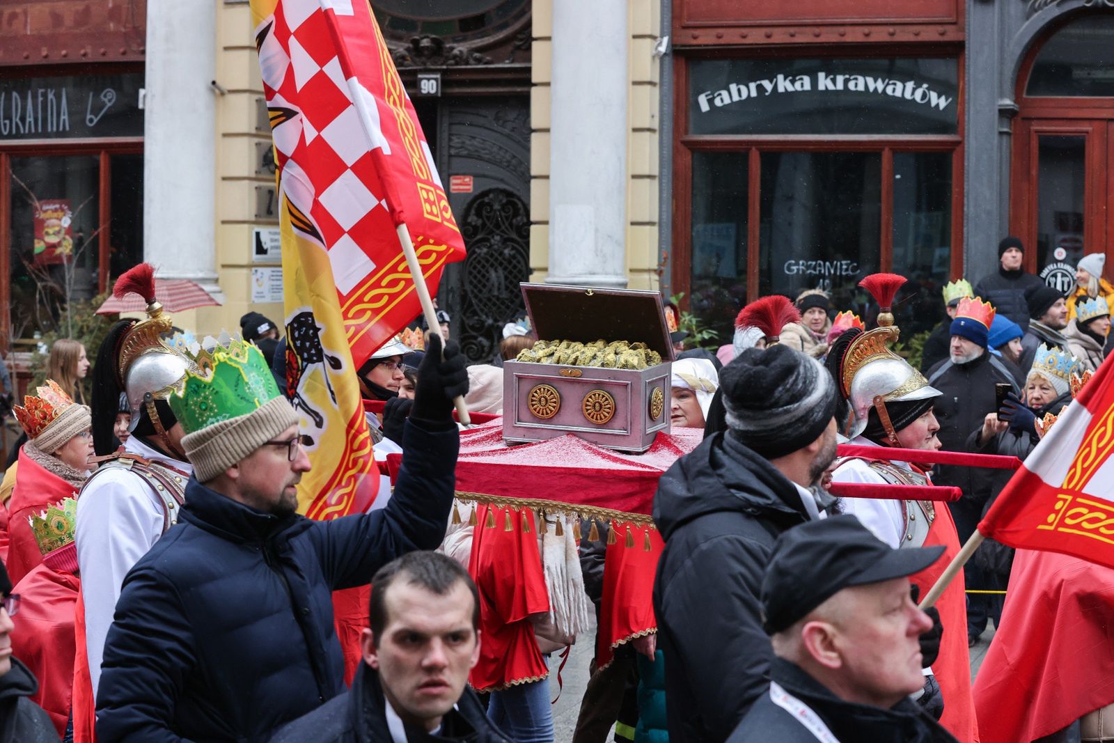 orszak
Marian Zubrzycki
3K, gwiazda, kol�da, kol�dowanie, korow�d, obchody, orszak, trzech kr�li, W Jase�kach le�y