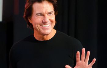 64-letni Tom Cruise pokazuje mięśnie brzucha i wraca po ponad 20 latach na okładkę