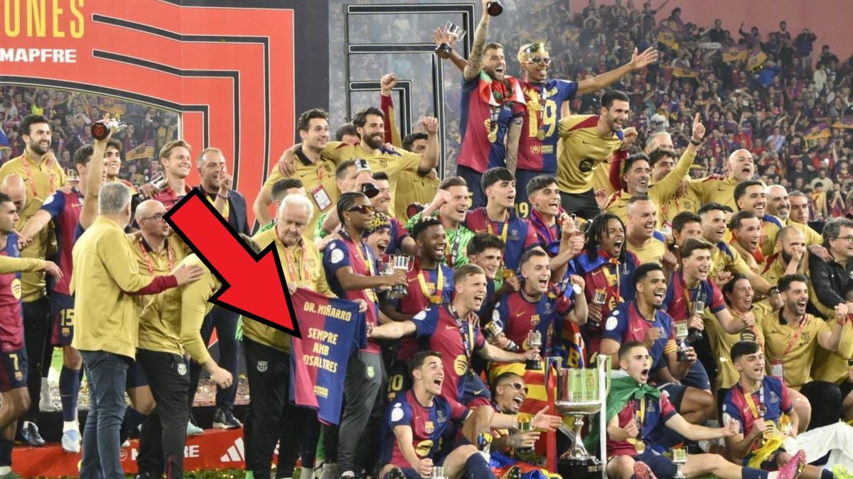 PAP/EPA / Raul  / Na zdjęciu: piłkarze i członkowie sztabu FC Barcelony pozują obok koszulki upamiętniającej doktora Carlesa Minarro podczas finału Pucharu Króla