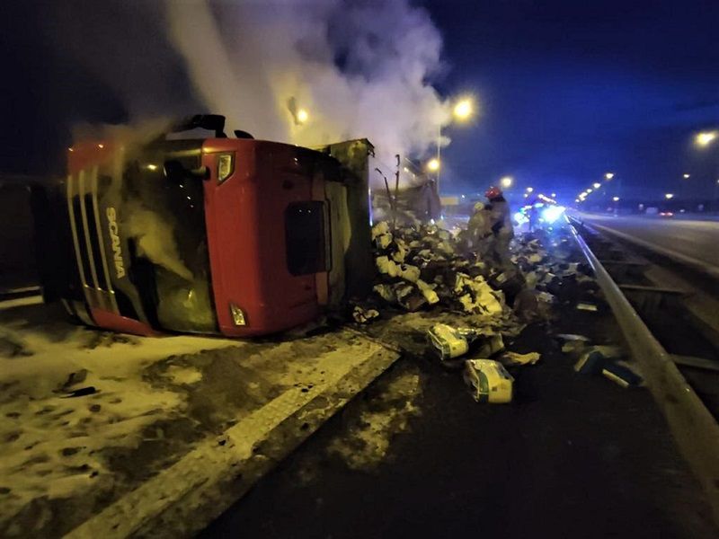 Tir stanął w płomieniach. Kierowca zasnął za kierownicą