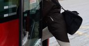 Zaatakował w autobusie. Okropne, co zrobił jej przy ludziach