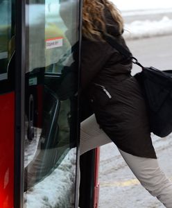 Zaatakował w autobusie. Okropne, co zrobił jej przy ludziach