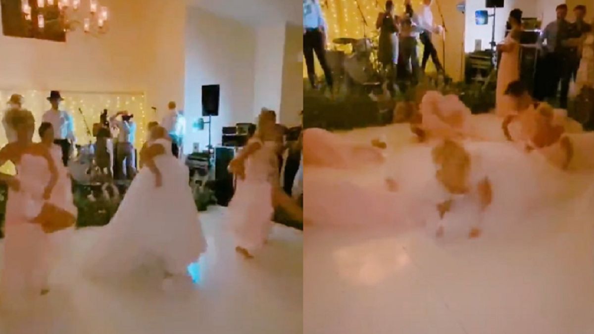 Panna młoda zaczęła tańczyć z druhnami.