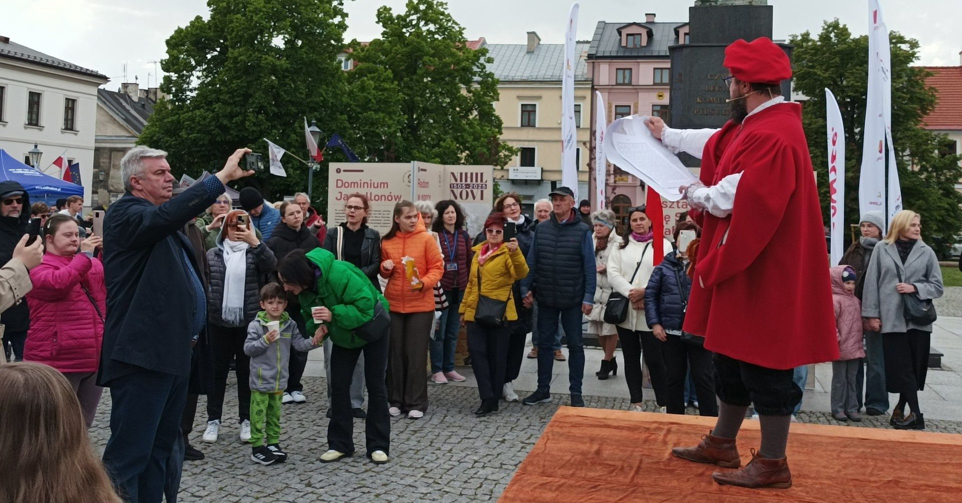 Inscenizacja ogłoszenia konstytucji Nihil Novi. 