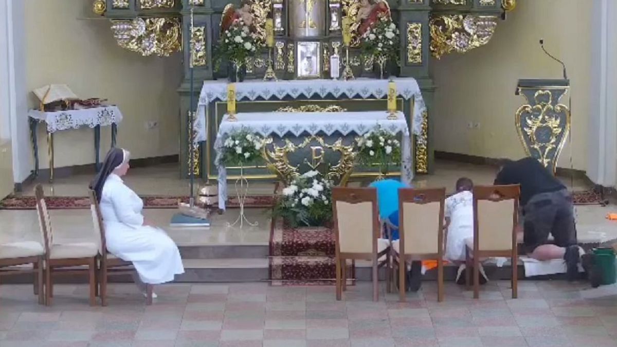 Ujęcia dzieci szorujących na kolanach podłogę w kościele zszokowały lokalną społeczność