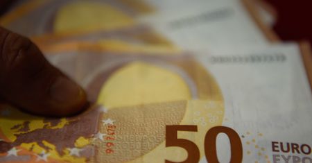 Kursy walut 27.11.2021. Sobotni kurs funta, euro, dolara i franka szwajcarskiego