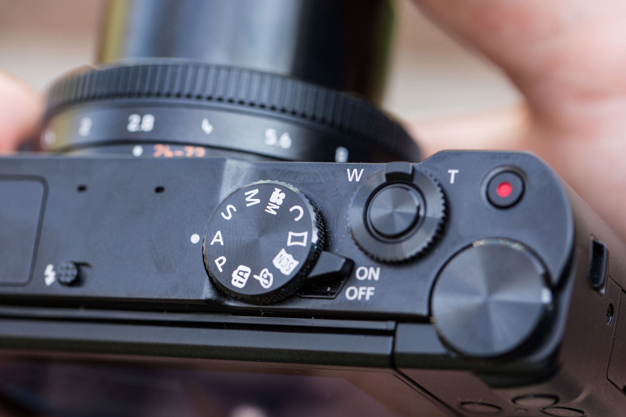 Panasonic Lumix LX15 - kieszonkowy kompakt premium z 4K w naszych rękach 11