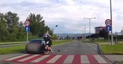Nagranie ku przestrodze. Auto dosłownie zmiotło ich z przejścia