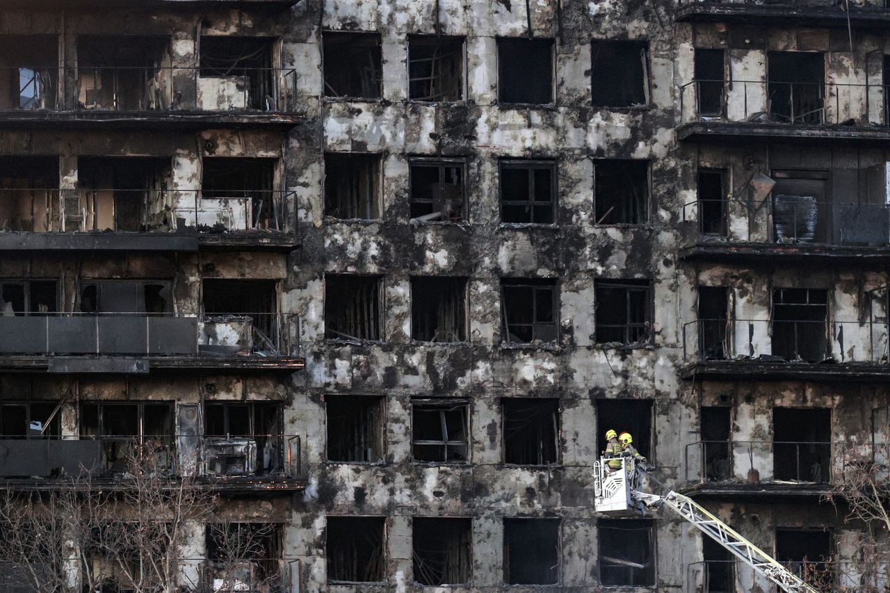 Firefighters check the facade of a building after a fire, in Valencia, Spain, 23 February 2024. A fire broke out in a residential building in Valencia on the afternoon of February 22, and spread to an adjacent condominium, leaving four dead and 19 missing. EPA/MANUEL BRUQUE Dostawca: PAP/EPA.