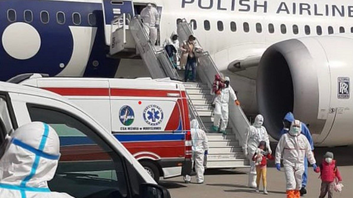 Chory na koronawirusa dyplomata w ciężkim stanie został przetransportowany z Indii