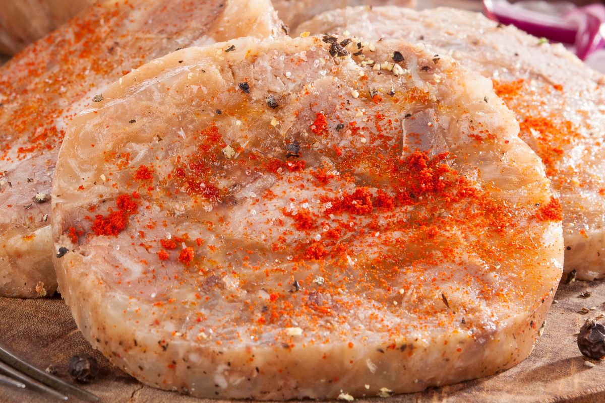 Dziś większość choćby nie patrzy w sklepie. Ta wędlina była obowiązkowa w PRL-u, bo ma dużo kolagenu dla stawów