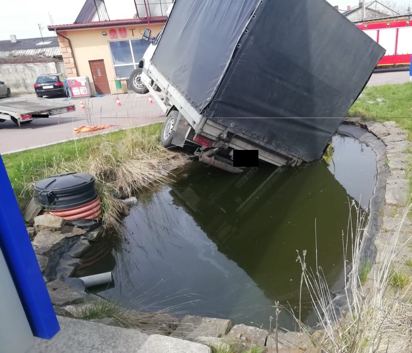 Łódzkie. Renault wylądowało w oczku wodnym