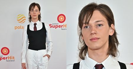 Wystrojony Jann z grzywką posyła NIEŚMIAŁE uśmiechy na konferencji przed Polsat SuperHit Festiwal (ZDJĘCIA)