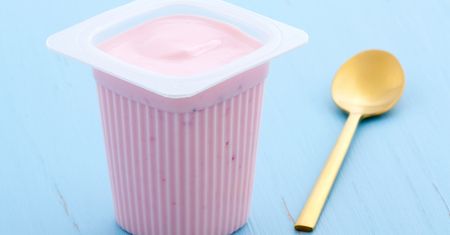 Jogurt owocowy o niskiej zawartości tłuszczu z witaminą D (9 g białka w 225 g)