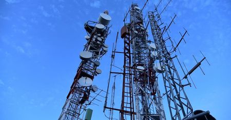 PiS mówi o powszechnym 5G, światłowodach dla każdego i wspieraniu branży gier