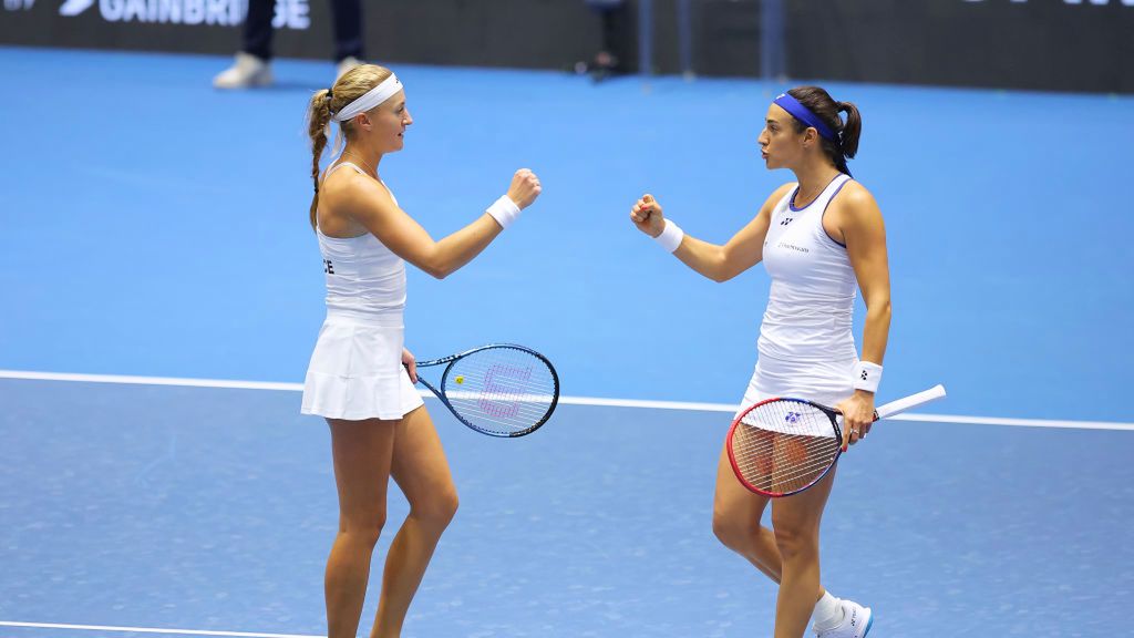 Getty Images / Fran Santiago / Na zdjęciu: Kristina Mladenović i Caroline Garcia