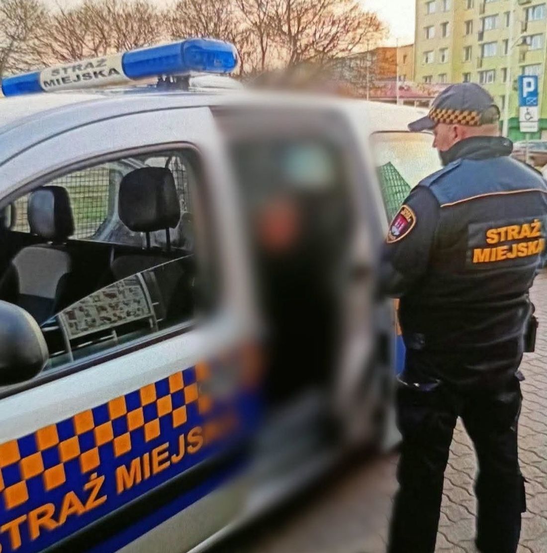 Zagubiona seniorka na ulicy Miodowej w Płocku. Pomogli jej strażnicy miejscy