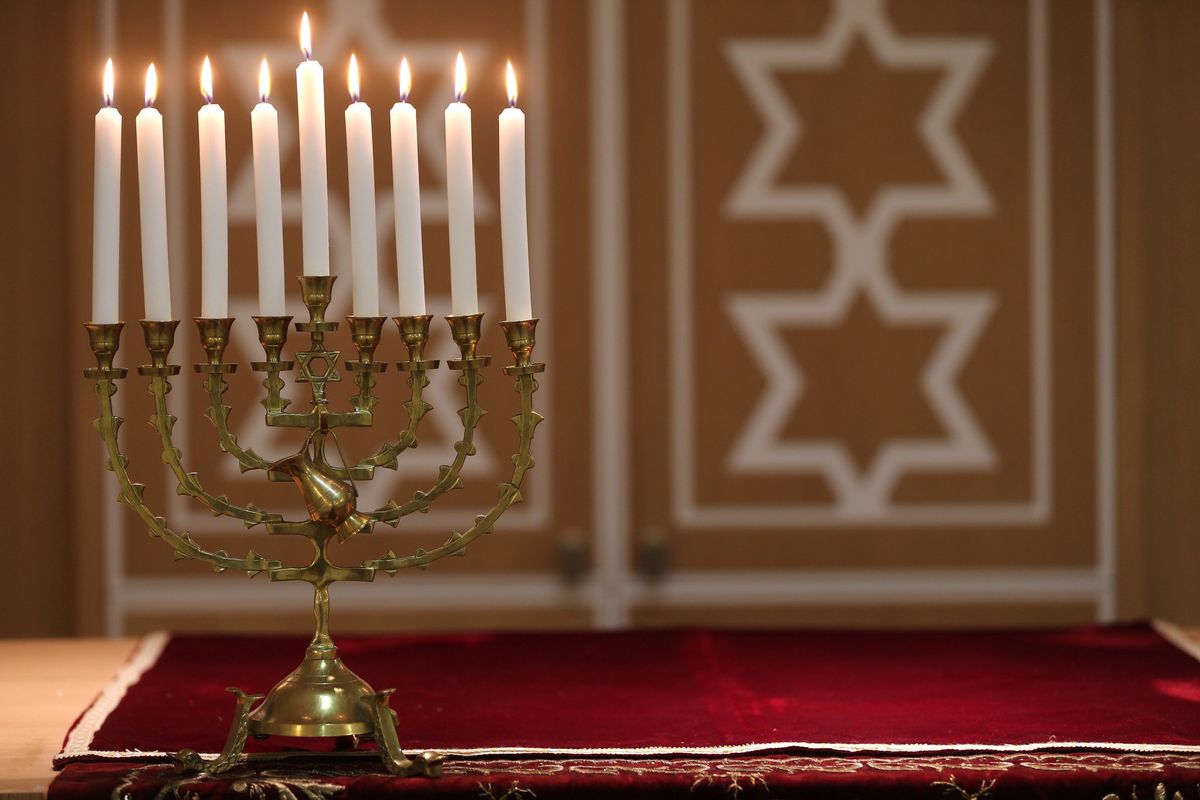 Chanukija to dziewięcioramienny świecznik żydowski zapalany podczas święta Chanuka