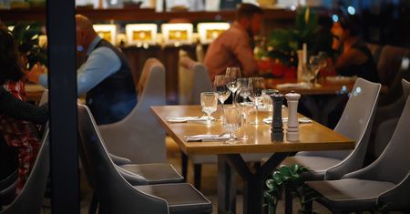 Dlaczego w jednej restauracji goście siedzą dłużej? Badanie wskazuje na zaskakujący czynnik