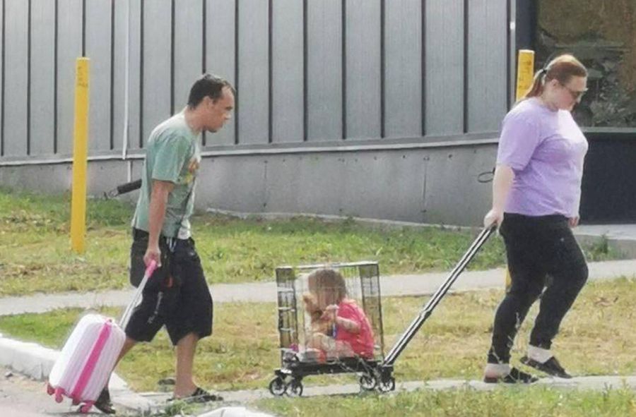 Policja poszukuje Rosjan. Widziano ich, jak przewozili dziecko w klatce