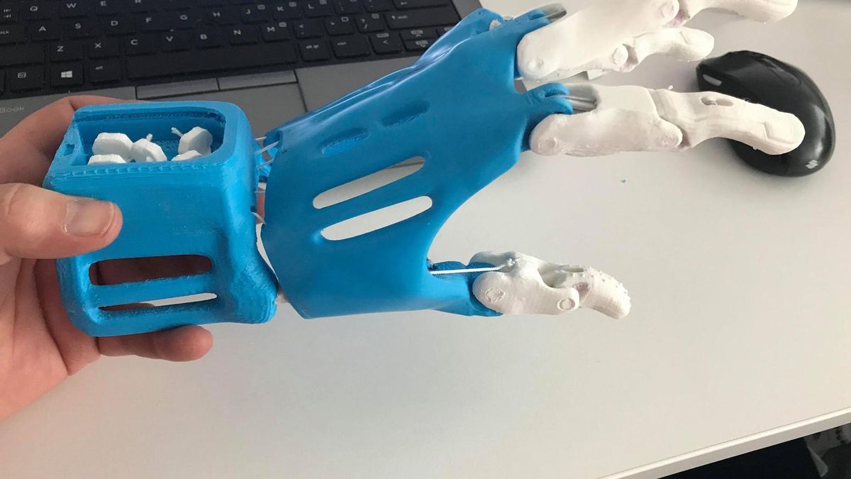 Tak wygląda gotowa prosta proteza dłoni. Umożliwia nawet zginanie palców