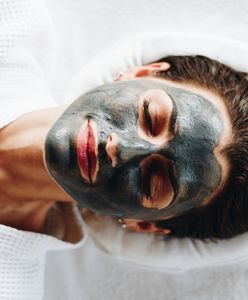 Te dwa czarne kosmetyki (maska i peeling) wymiotą zanieczyszczenia z twarzy
